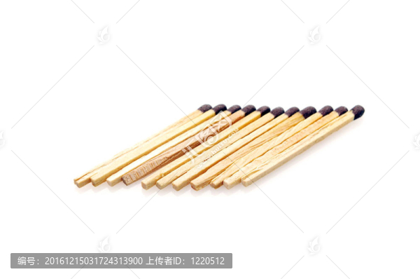 白色背景下的火柴