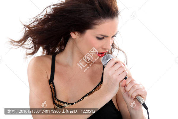 帶麥克風(fēng)的年輕女歌手