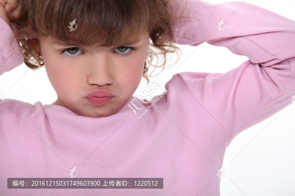 小女孩撅著嘴
