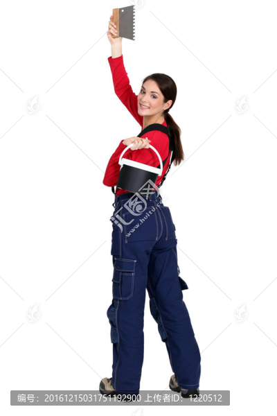 婦女用一桶瓷磚粘合劑和梳子