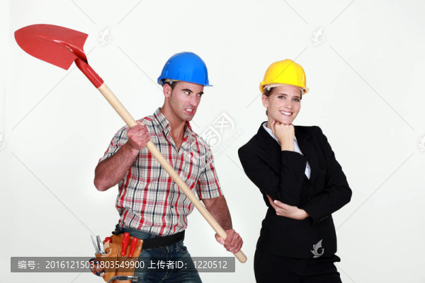 建筑工人準備打一個工程師的頭