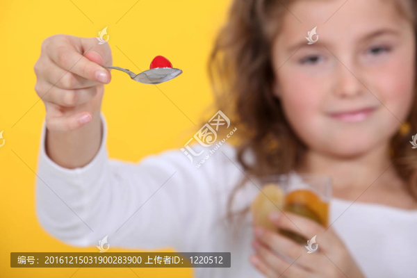 女孩吃水果沙拉
