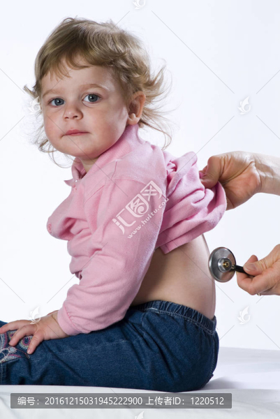孩子用聽診器