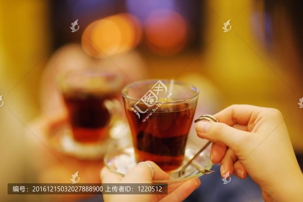 年輕的浪漫情侶在壁爐前的沙發(fā)上放松