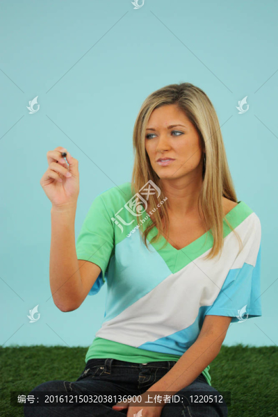 坐在草地上的女人
