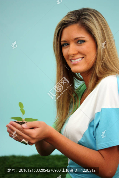 女人抱著植物