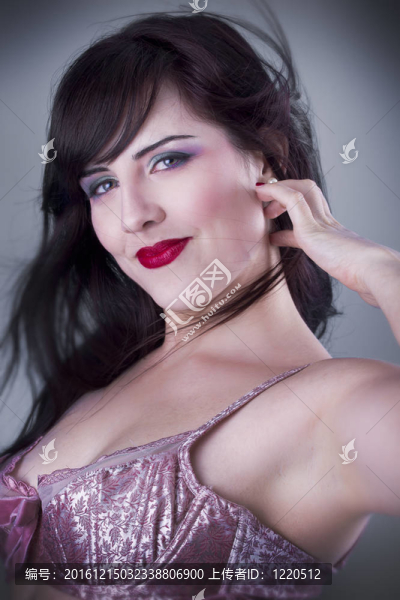 性感的黑發(fā)美女內(nèi)衣長頭發(fā)