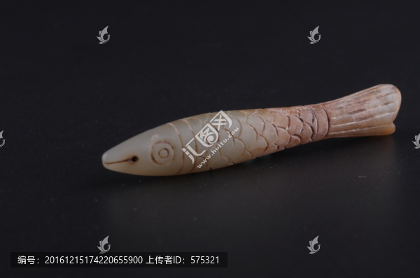 戰(zhàn)國玉魚,圓雕帶鱗玉魚