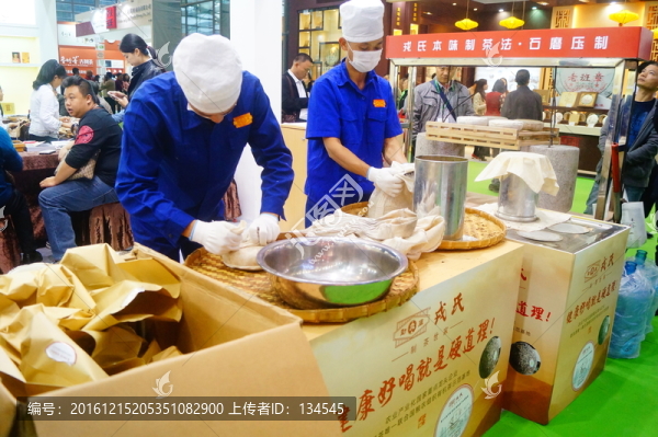 石磨壓制制茶