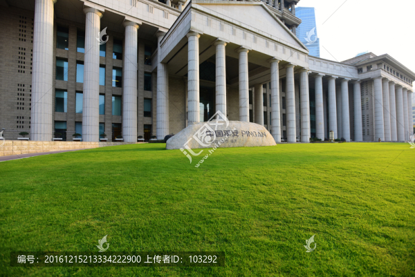 上海平安集團大樓前的草坪