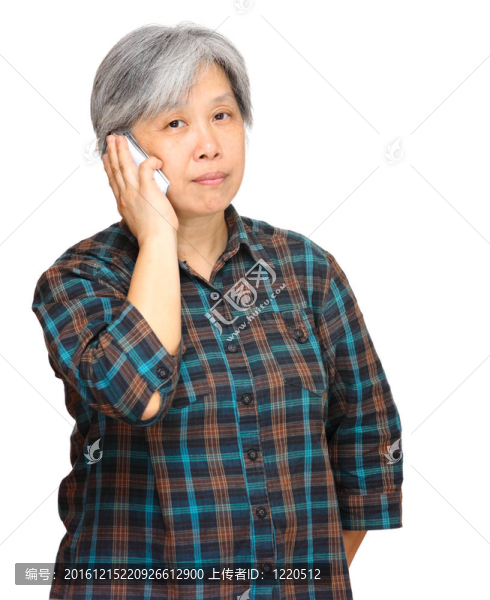 使用手機的成熟女性