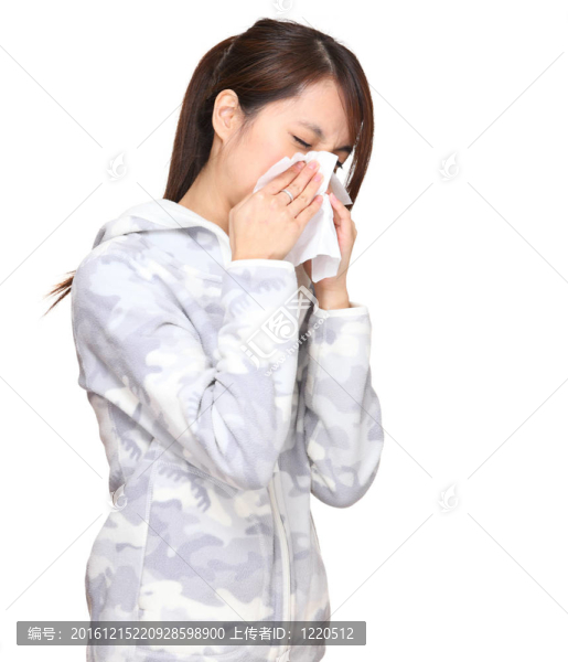 打噴嚏的亞洲年輕女子