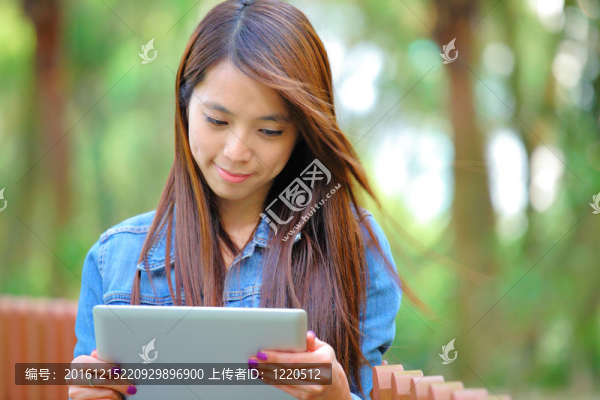 亞洲年輕女性平板電腦戶外