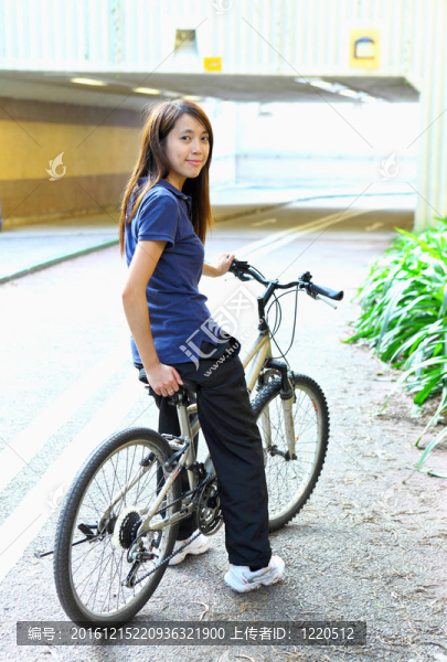 城市女青年騎自行車