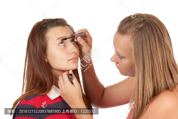 兩個十幾歲的女孩染睫毛