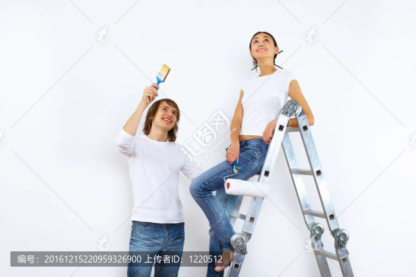 年輕夫婦一起刷油漆