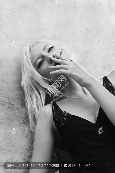美麗少婦的肖像。黑色和白色