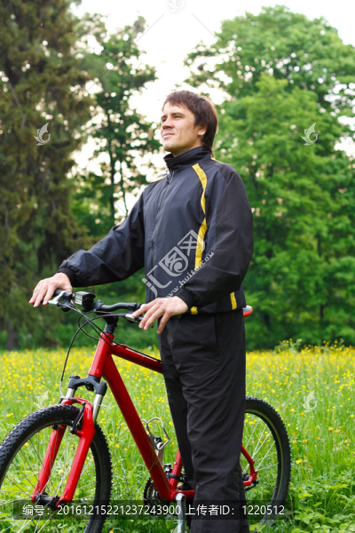 快樂的人與自然之間的綠色自行車自行車