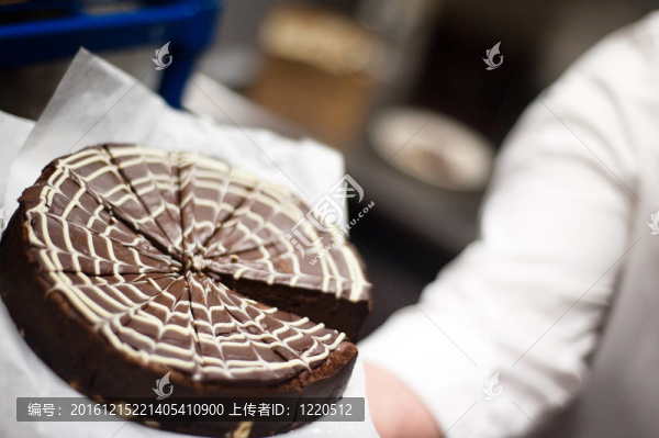 拿著蛋糕