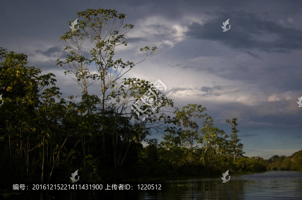 Amazon上空暴風(fēng)雨的天空