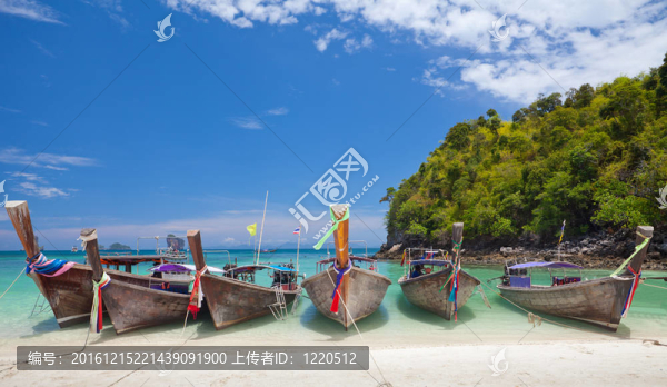 船與清澈的大海