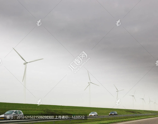 公路上的風(fēng)力渦輪機(jī)和汽車
