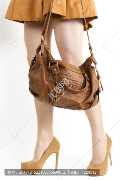 站著的女人穿著外套和棕色的水泵