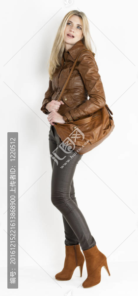 站著的女人穿著棕色的衣服和時髦的棕色鞋子