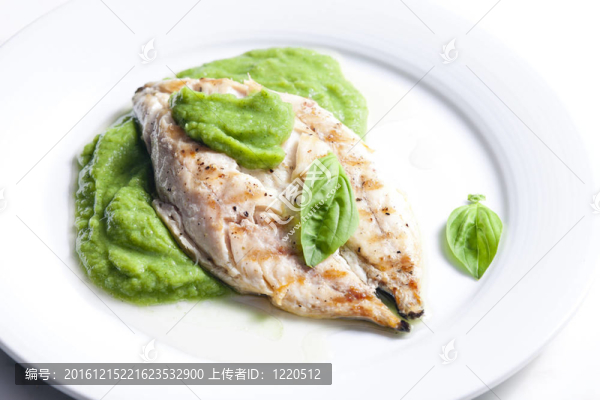 用豌豆泥和羅勒烤鯖魚(yú)