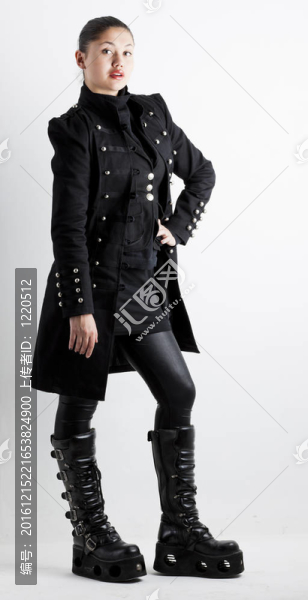 站著的女人穿著奢侈的衣服和靴子