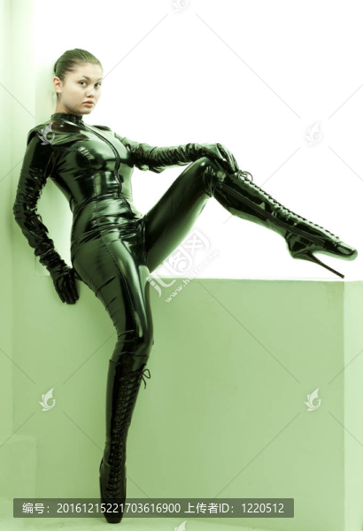 坐著的年輕女子穿著奢侈的衣服