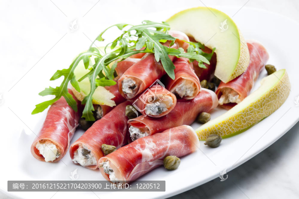 帕爾瑪火腿卷充滿奶油奶酪；Galia,melon和刺山柑