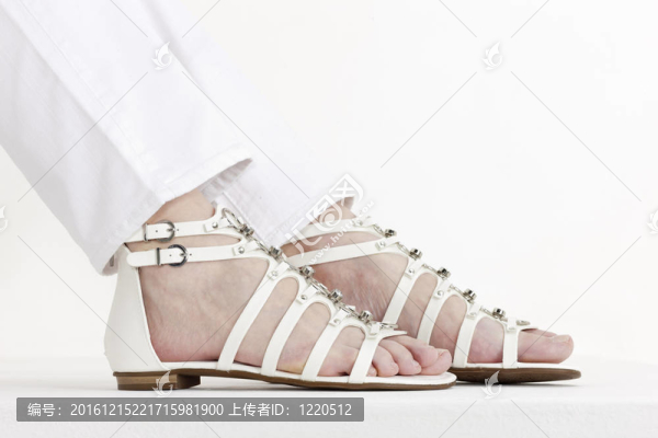 穿著白色涼鞋的坐著女人的細(xì)節(jié)