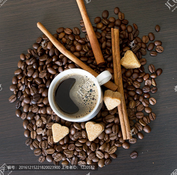 咖啡杯在黑暗背景下