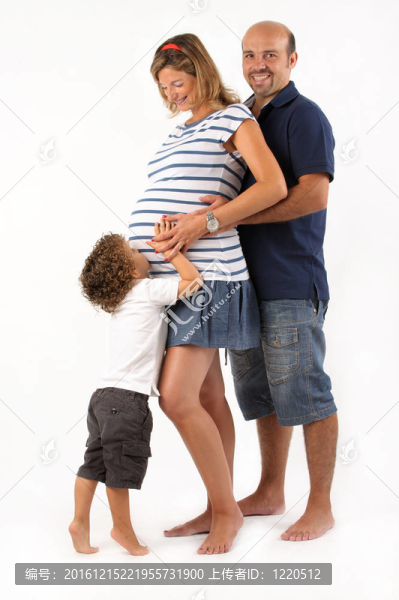 懷著丈夫和兒子的孕婦