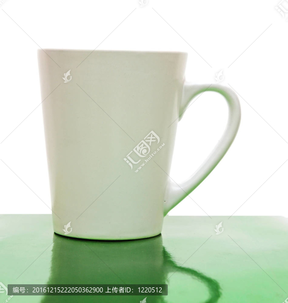 白色背景上的白色馬克杯