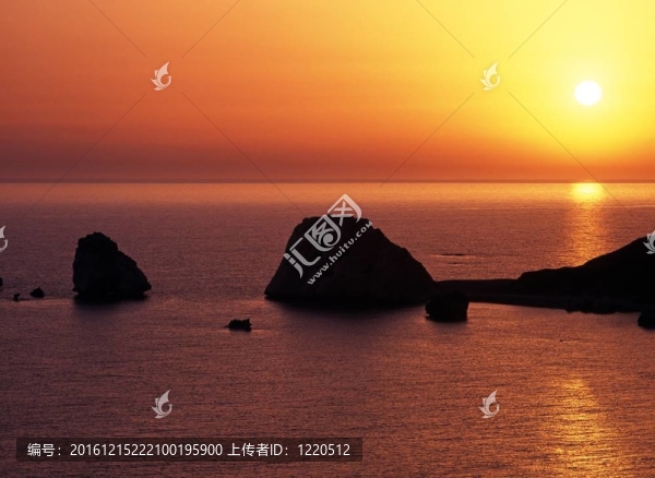 阿佛洛狄特的巖石在日落；塞浦路斯。