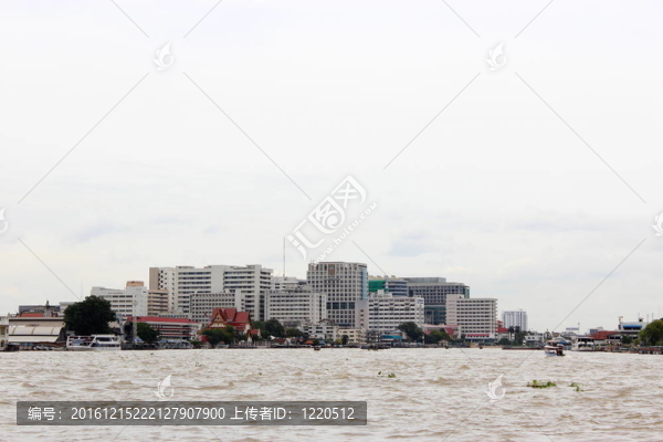 在曼谷湄南河