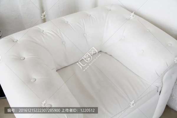 現(xiàn)代的白色皮革扶手椅和巴頓在室內(nèi)。頂