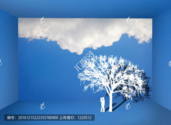 情侶在藍天下的樹下接吻