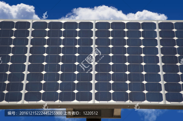 陽光燦爛的藍色太陽能電池板