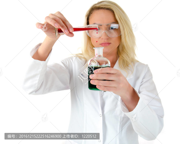 穿白色上衣的金發(fā)女郎在玻璃里混合五顏六色的液體