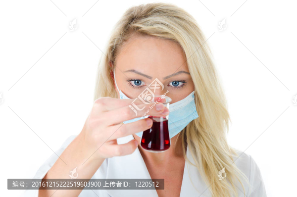 白色化學(xué)家的年輕金發(fā)女人