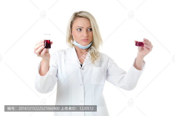 美實驗室工作人員持比較兩試管中紅色的液體