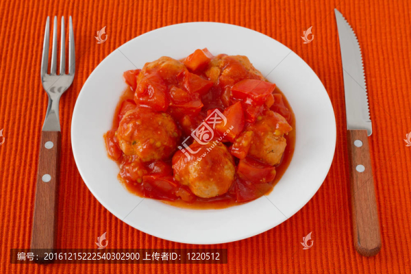 火雞肉丸番茄醬在盤子上