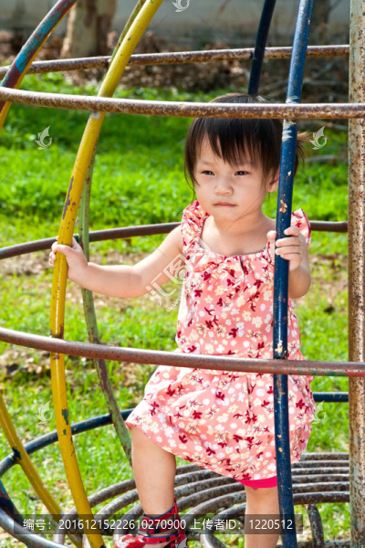 亞洲小女孩在Playground玩