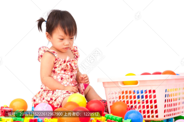 玩玩具的小女孩