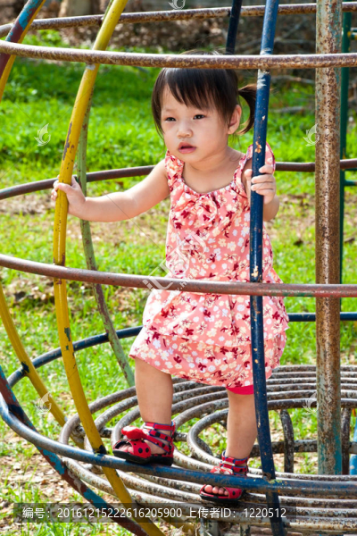 亞洲小女孩在Playground玩
