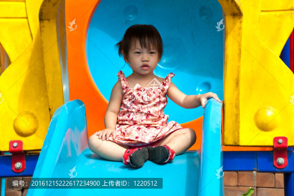 亞洲小女孩在Playground玩