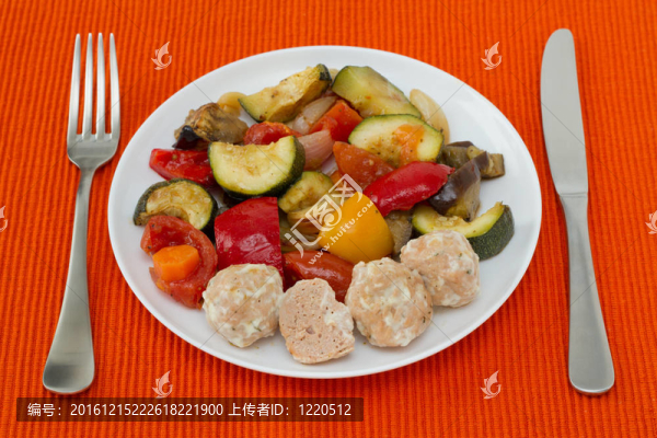 火雞肉丸在板醬和蔬菜